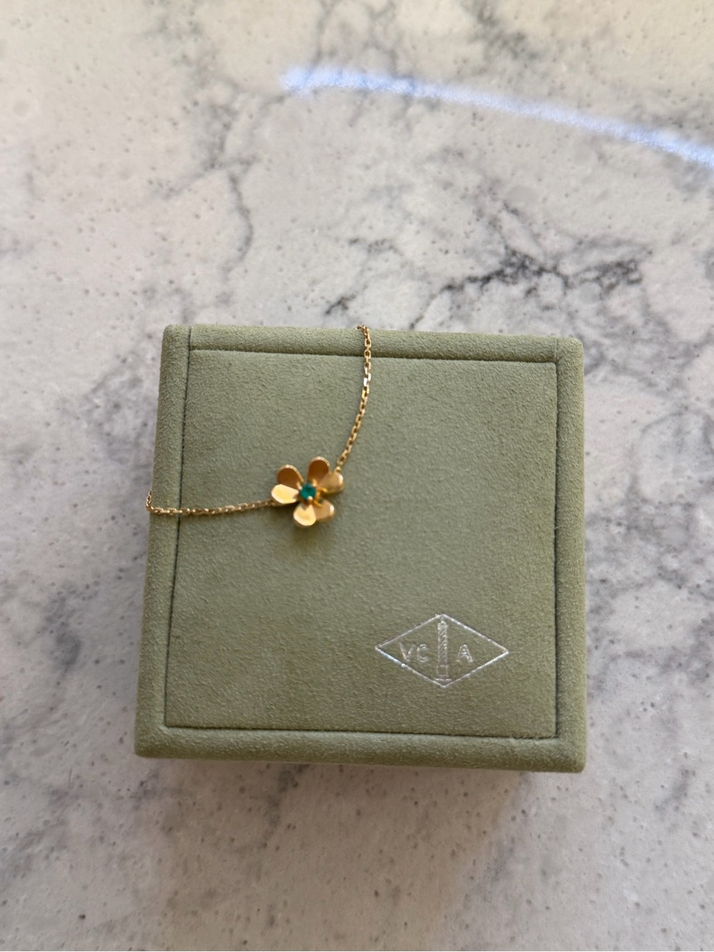 Van Cleef & Arpels Frivole bracelet mini in 18K yellow gold & emerald - Picture 4 of 8